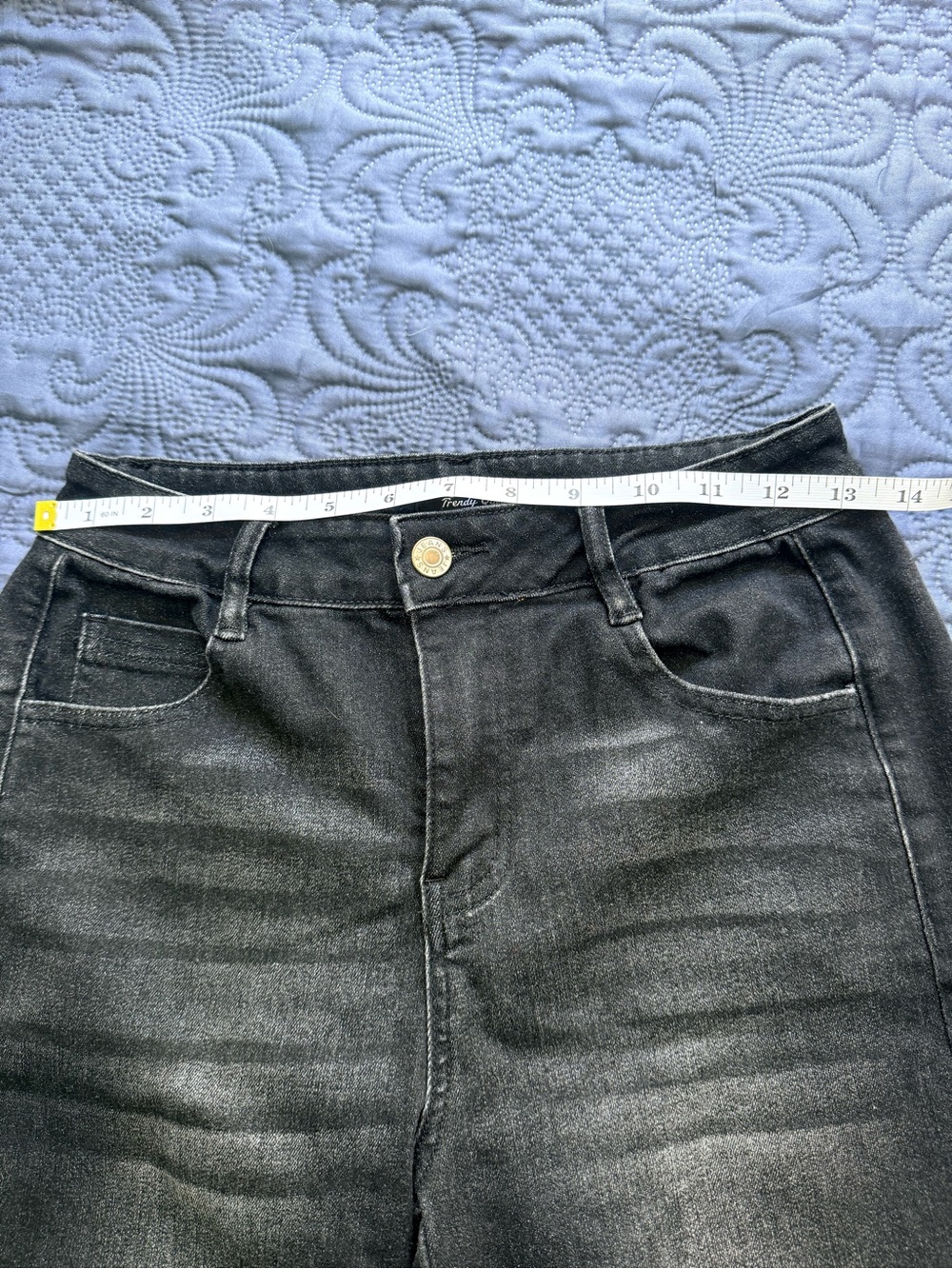 High-Rise Black Wide-Leg Jeans with Frayed Hem - Picture 5 of 7